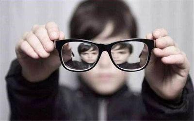 宝宝经常玩手机会斜视嘛,宝宝经常玩手机会近视么