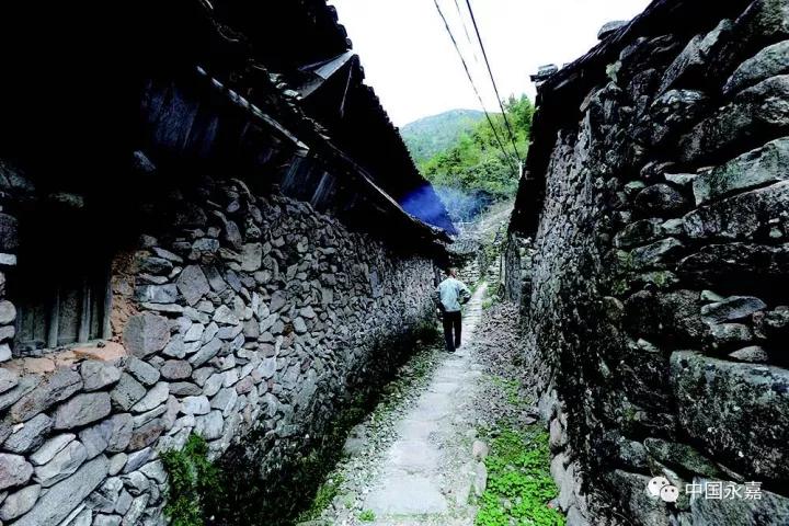 家家门口有捣臼，一座四合院曾住近百人，这里就是永嘉最东的村庄