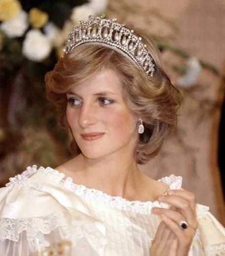 流水的“七色战队”,铁打的珍珠胸针