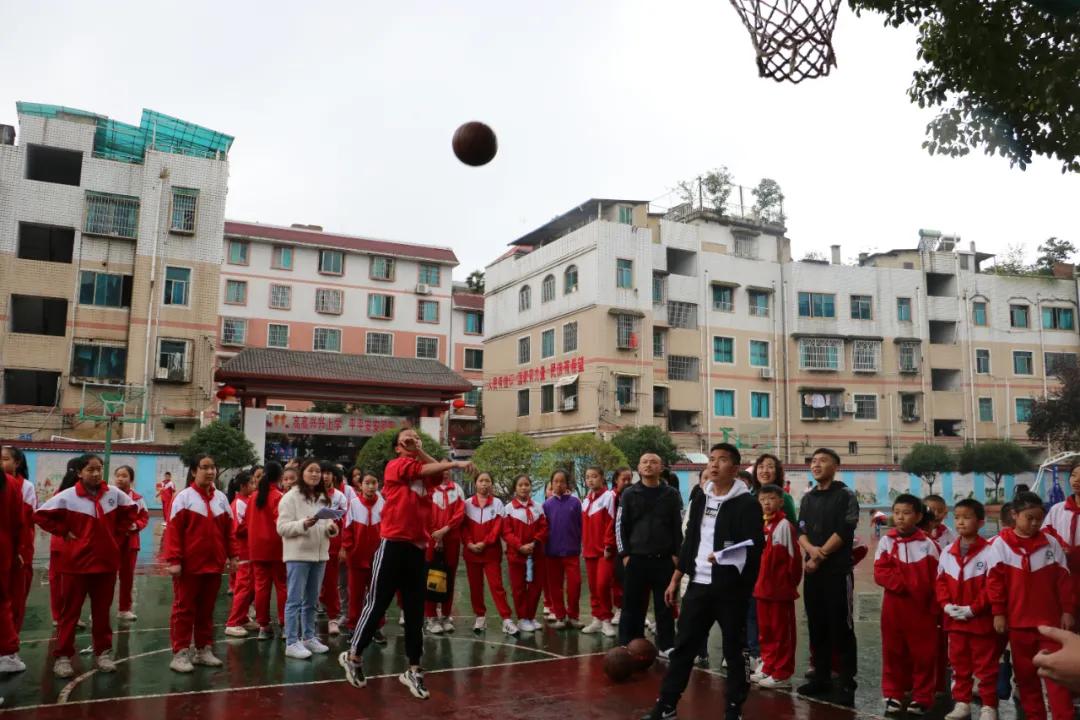 向日葵、比卡丘,嗨翻桐梓这些学校