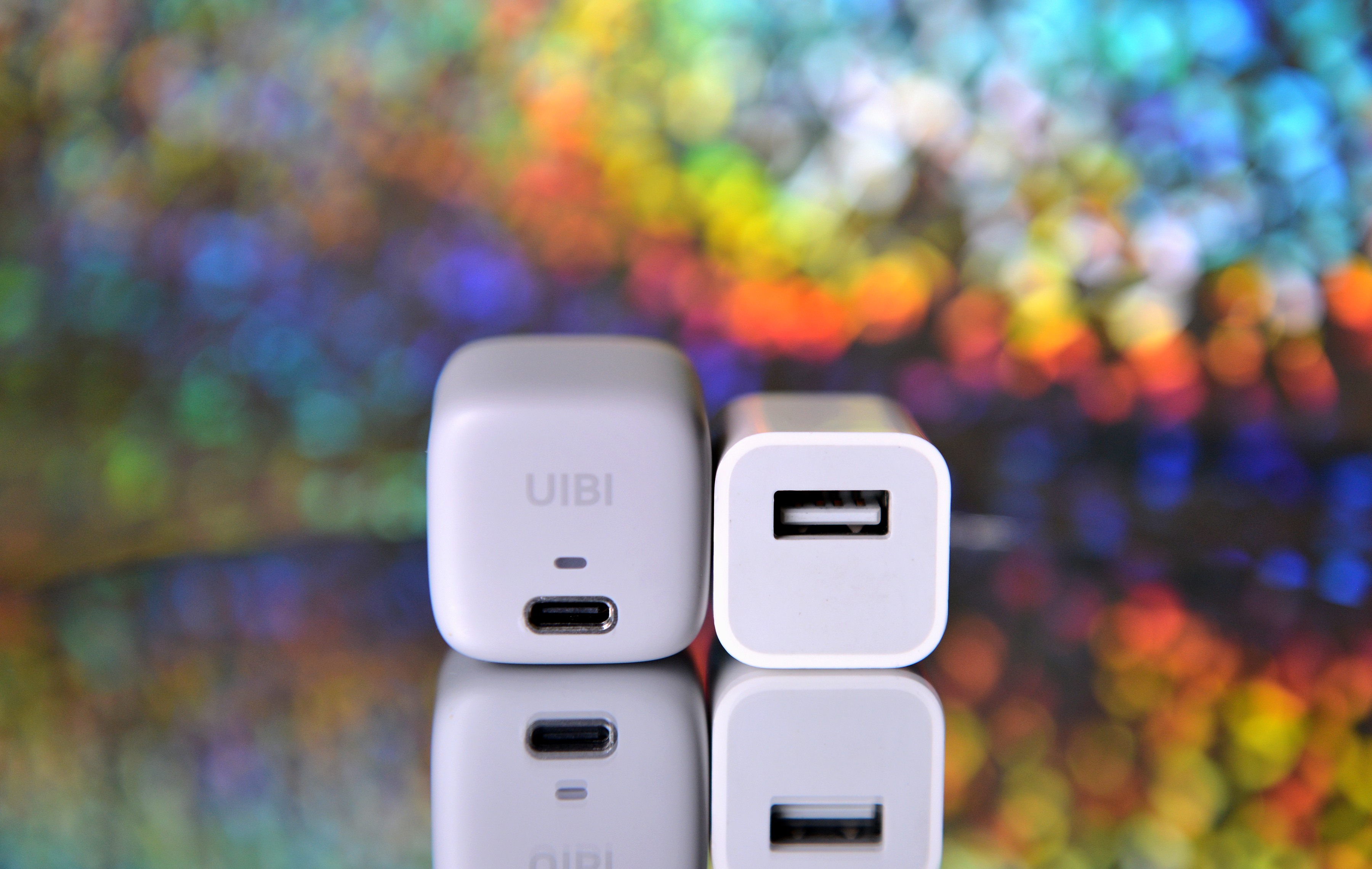 视觉清凉、温婉圆润的“小冰块”——UIBI柚比迷你快速充电器