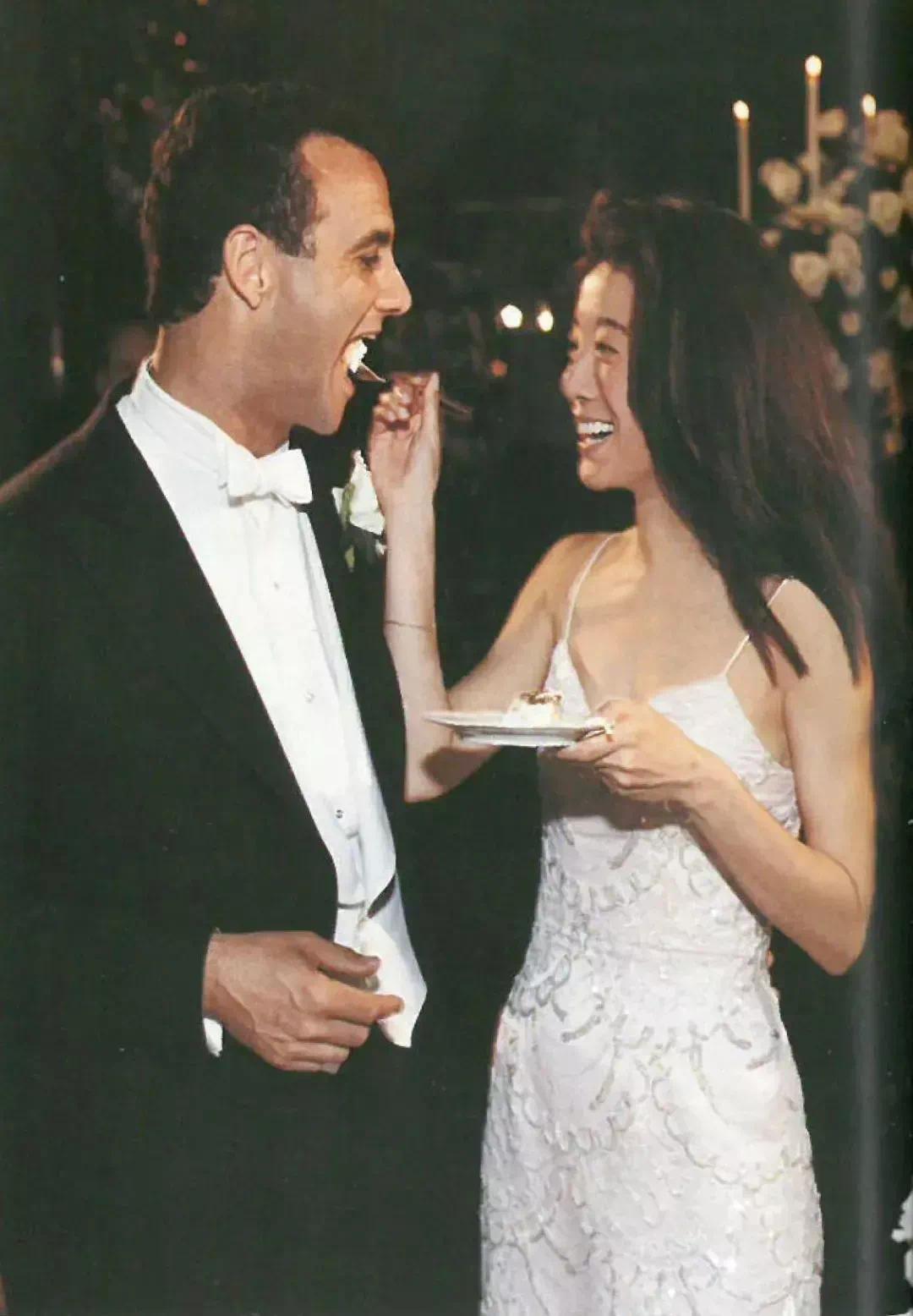 身价40亿，男友小她36岁：72岁“婚纱女王”比邓文迪厉害多了