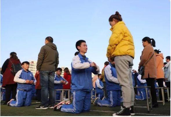 小孩在学校闹矛盾怎么跟家长沟通,孩子和同学闹矛盾了父母怎么处理