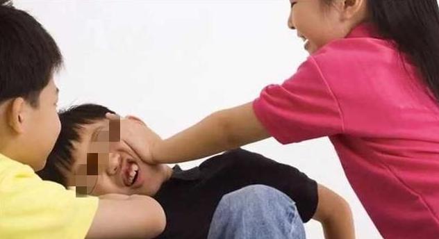 2岁孩子和妈妈打架引网友重视：再严重就是*力暴**，要及时止损