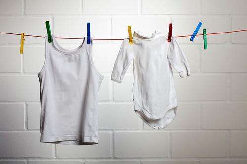 衣服发黄了用84消毒液可以洗掉吗,84消毒液洒在衣服上变色怎么去除