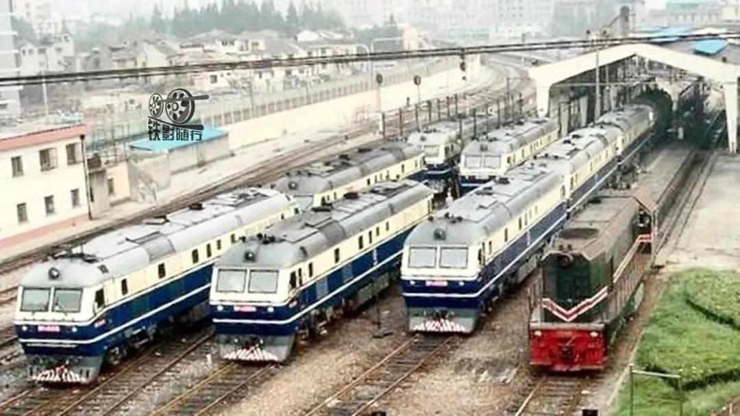 铁影车,东风11型内燃机车照片