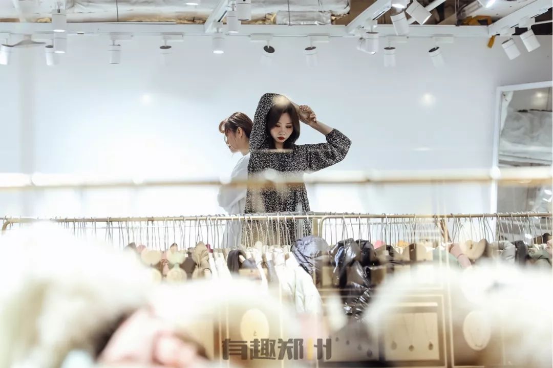 郑州银基商贸城，时尚和繁华背后，多的是你不知道的辛苦和忙碌