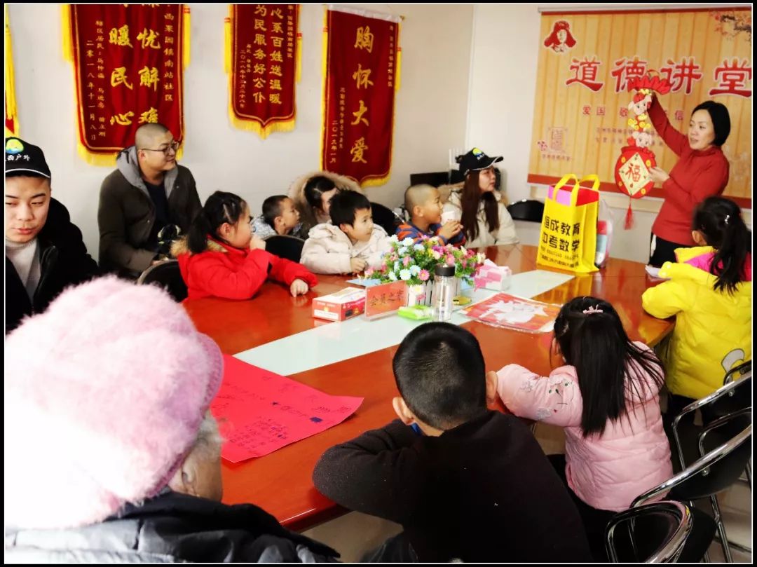 为社区留守儿童辅导功课,心系留守儿童关爱他们成长