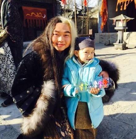 38岁股沟男一露成名，身价上亿被星爷称天才，今发福变呆萌大叔