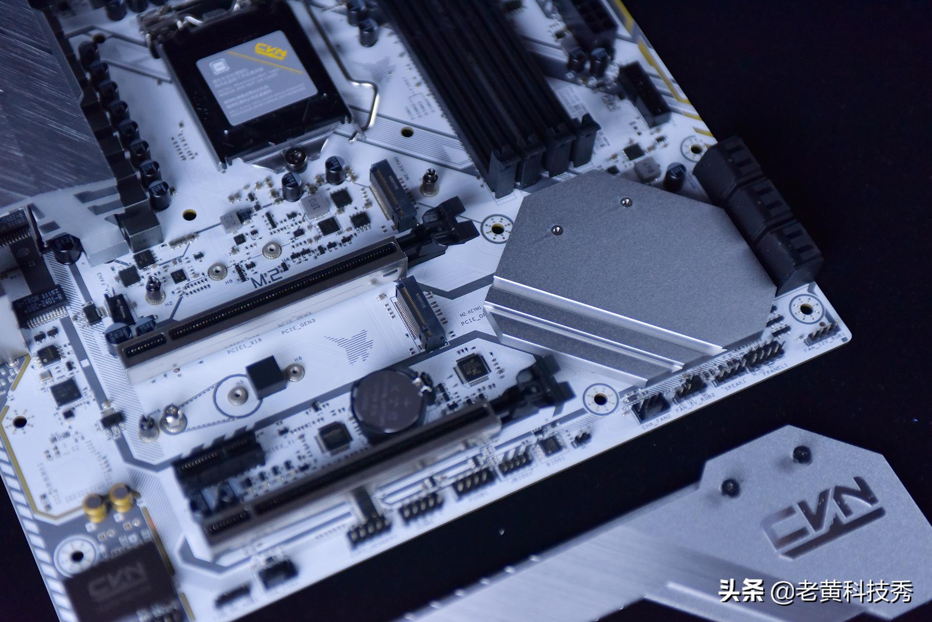 白色主机无显卡搭配,纯白主机配黑机箱