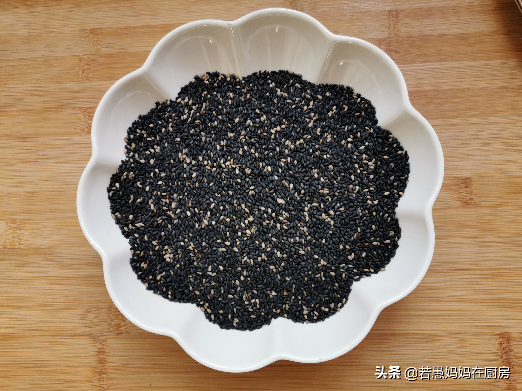 酥脆芝麻花生糖做法,在家做芝麻花生糖的方法