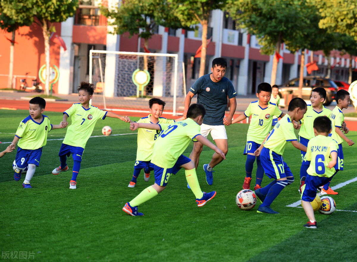 普通人如何成为国家运动员,职业足球运动员都要经历哪些过程