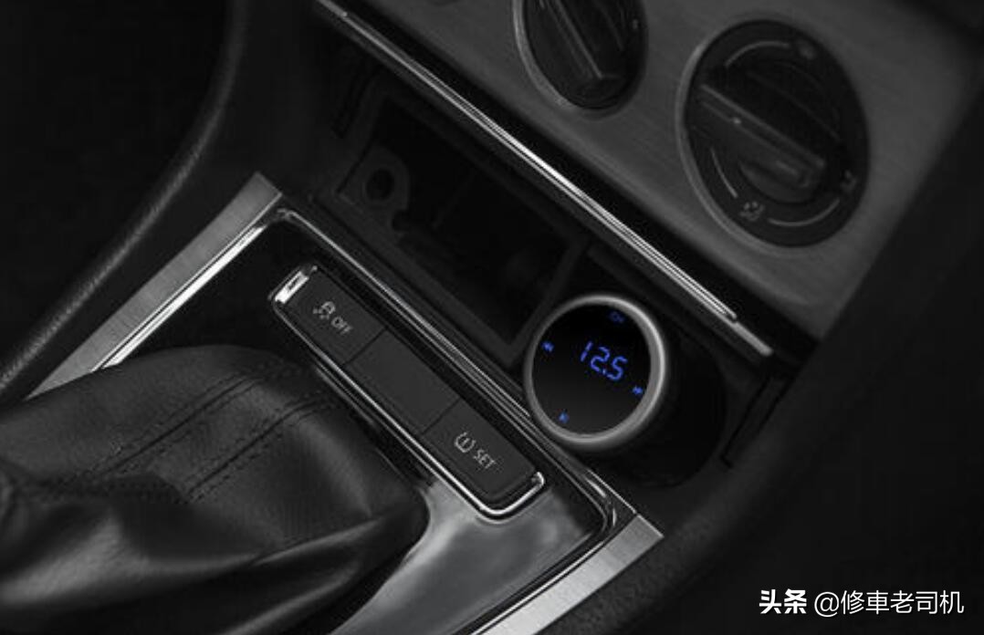 在车上给手机充电断断续续的,车上手机充电器使用方法