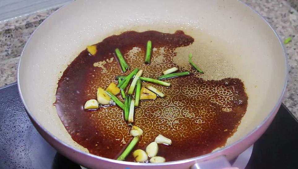 蒸鸡蛋羹的做法用热水还是凉水,蒸鸡蛋羹的正确做法冷水还是热水