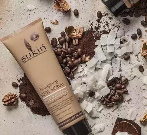 给干枯的身体洒水,给肌肤补充水分让皮肤放松