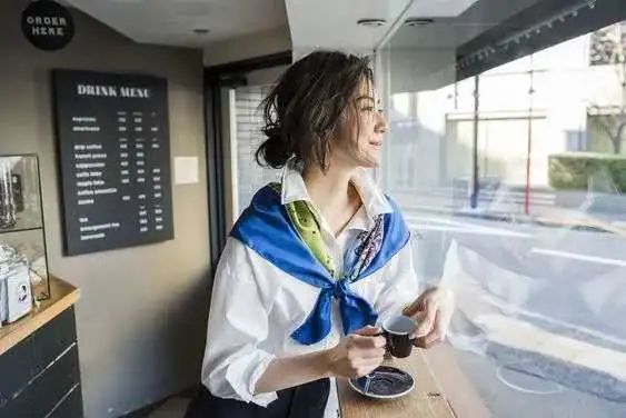 刘欢戴丝巾拍照姿势 (刘欢的老婆正面照)