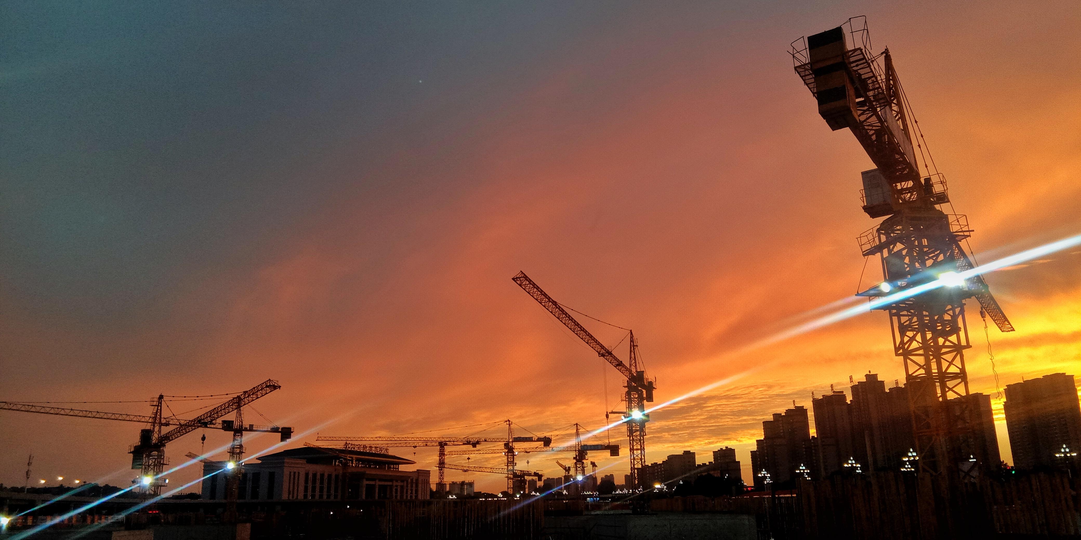 下了一天一夜的小雨,下了一天小雨傍晚居然出现了晚霞