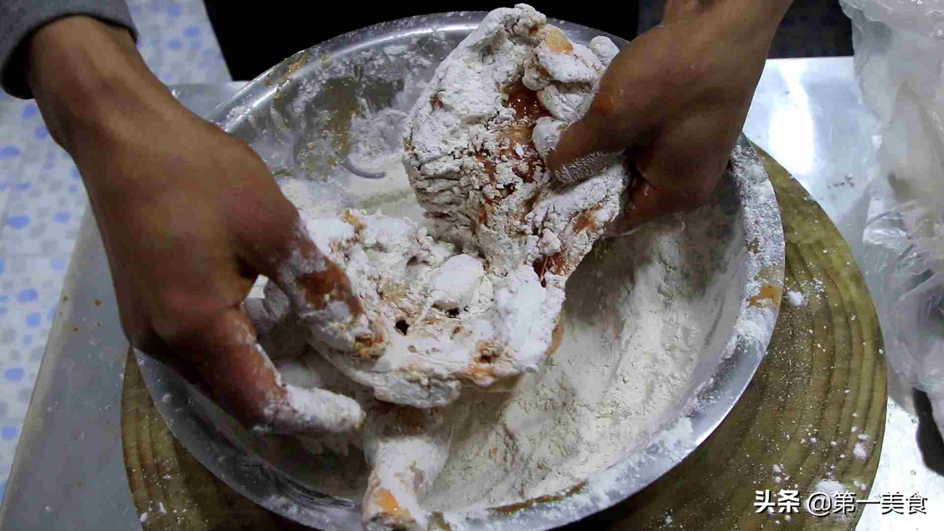 如何用嫩鸡做一个又酥又脆的炸鸡,怎样做炸鸡外酥里嫩鲜美多汁