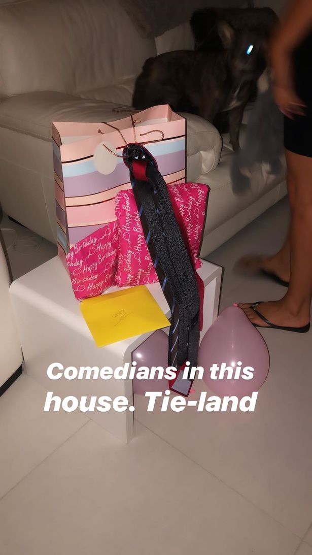 英国模特被泰国海关扣押称护照不齐全中国网友：又是要小费？