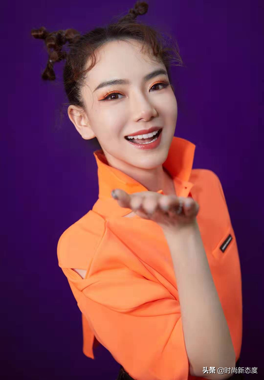 戚薇造型复古卷发教程,戚薇烟熏妆发型