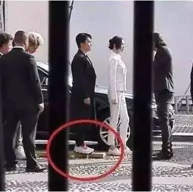 踩沙袋拍戏、穿高跟走红毯，男星个头成谜？同台现原形谁假谁尴尬