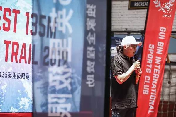 历经几十年登上珠穆朗玛峰的人,一群普通人攀登珠峰的故事