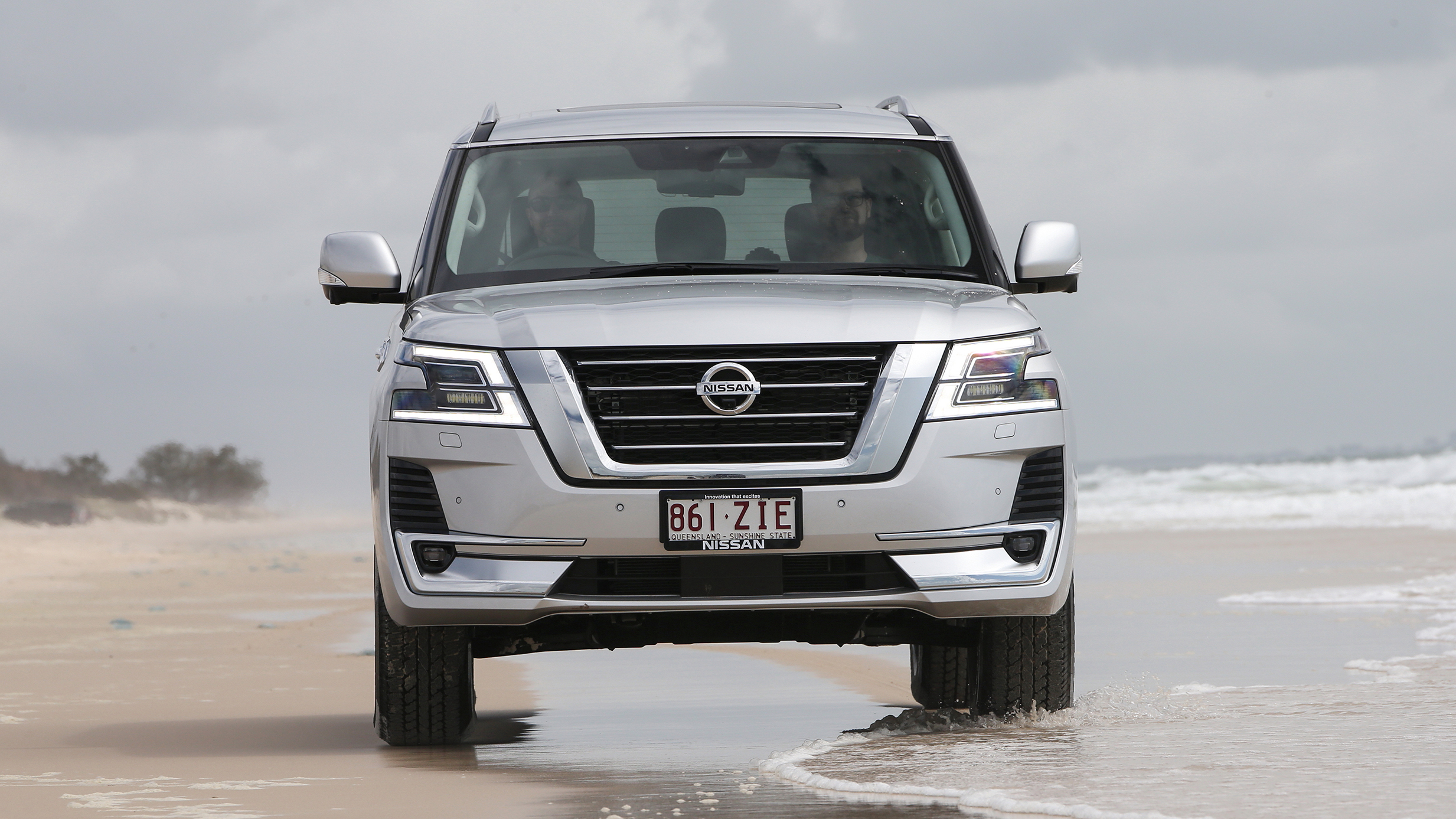 日产途乐vs丰田陆巡越野视频,日产途乐和丰田陆巡哪一款车更大