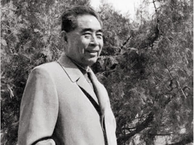 记者故意刁难周总理：为何要用美产钢笔？他的回答让记者羞愧