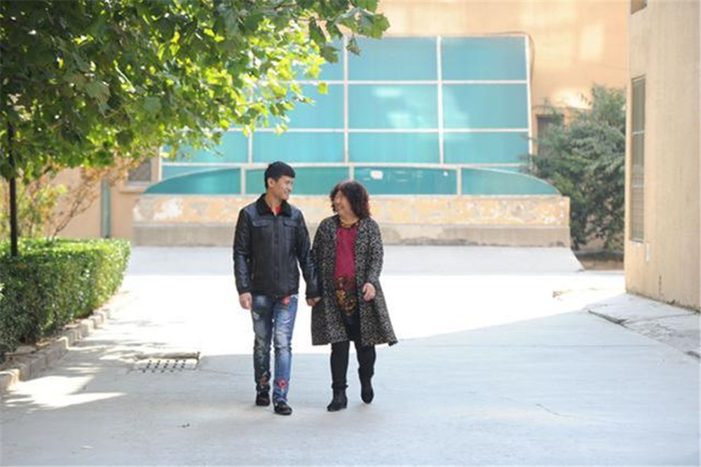 37岁差距的“奶孙恋”，本以为不会长久，看过照片后只剩祝福