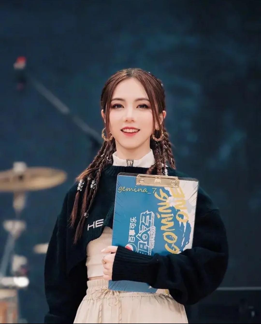 适合披头发的编发过程简单,好看又简单的披发编发教程