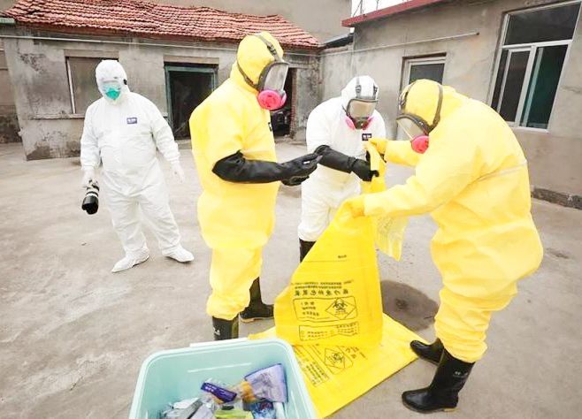 医护人员与孩子隔空喊话,抗疫医生隔空喊话