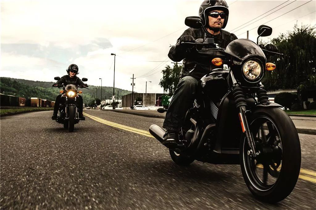 系好安全带生命更有保障,系好安全带让我们一起出发吧