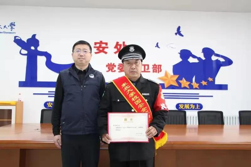 东北大学“保安诗人”火了，30年创作2000首诗！