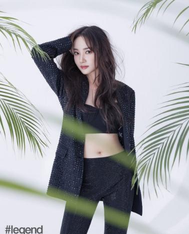 朴敏英高级感衣服,朴敏英一身红色连衣裙出席