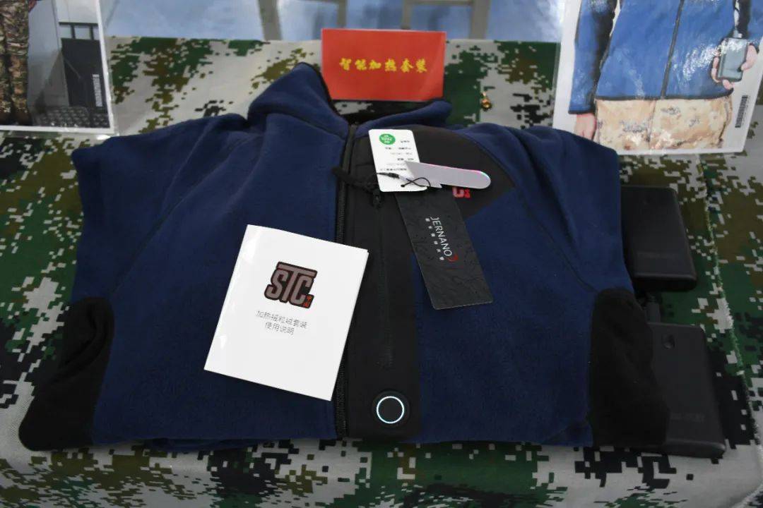 解放军高原部队配发新型防寒靴：星空迷彩涂装+轻量化设计