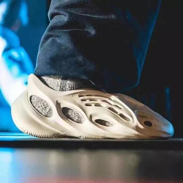 新yeezy拖鞋,yeezy拖鞋新配色