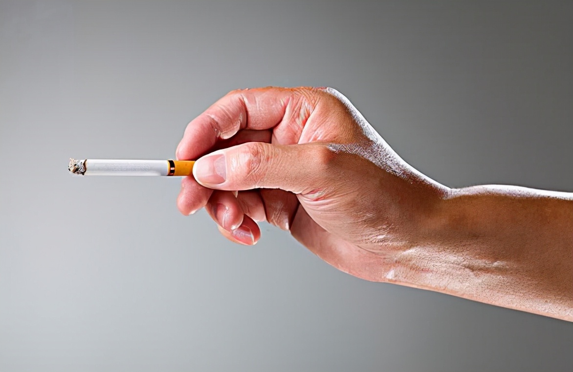 饭局上如何正确给领导递烟,饭局上给领导点烟