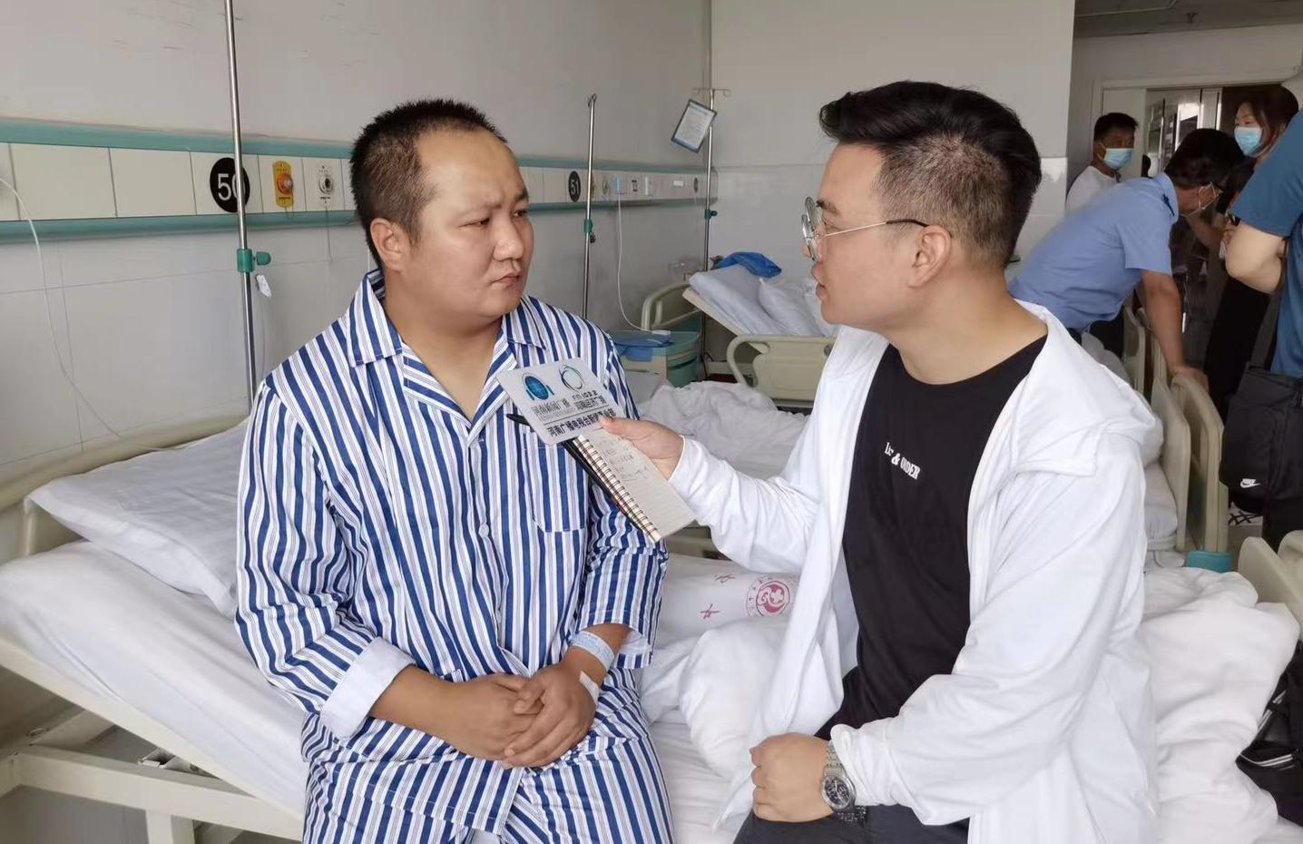 警徽闪耀抢险救灾,抢险救灾警徽闪耀暴雨中逆行