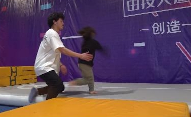 6岁小女孩空翻练出8块腹肌,7岁女孩练就8块腹肌侧手翻后空翻