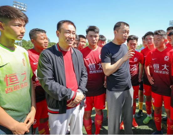 不计投入培养下一个武磊许家印亲临马德里为足球小将鼓劲