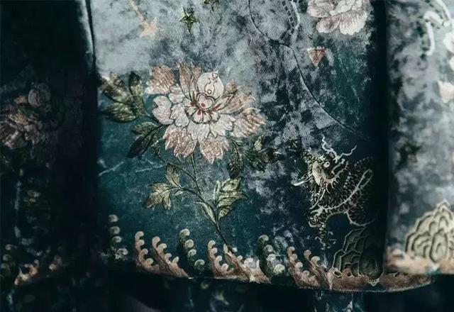 ep雅莹走秀2019,ep雅莹黑裙子