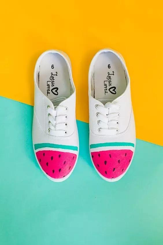 穿腻了小白鞋可以这样来改造,教你把小白鞋变潮流