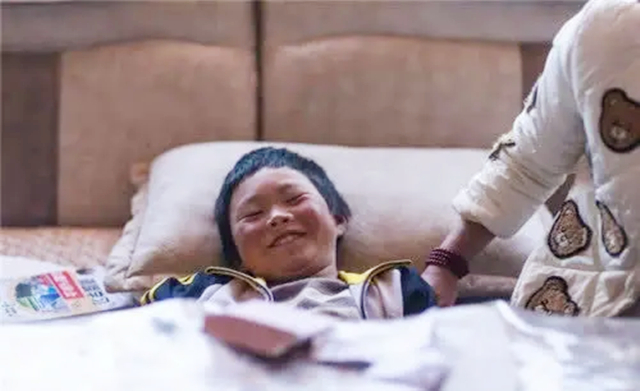 还记得惊动省长的“冰花男孩”吗？如今他怎样了？