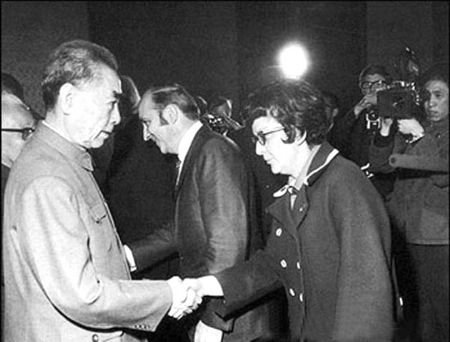 从为中华之崛起而读书到海棠花开,周总理两袖清风殚精竭虑的一生