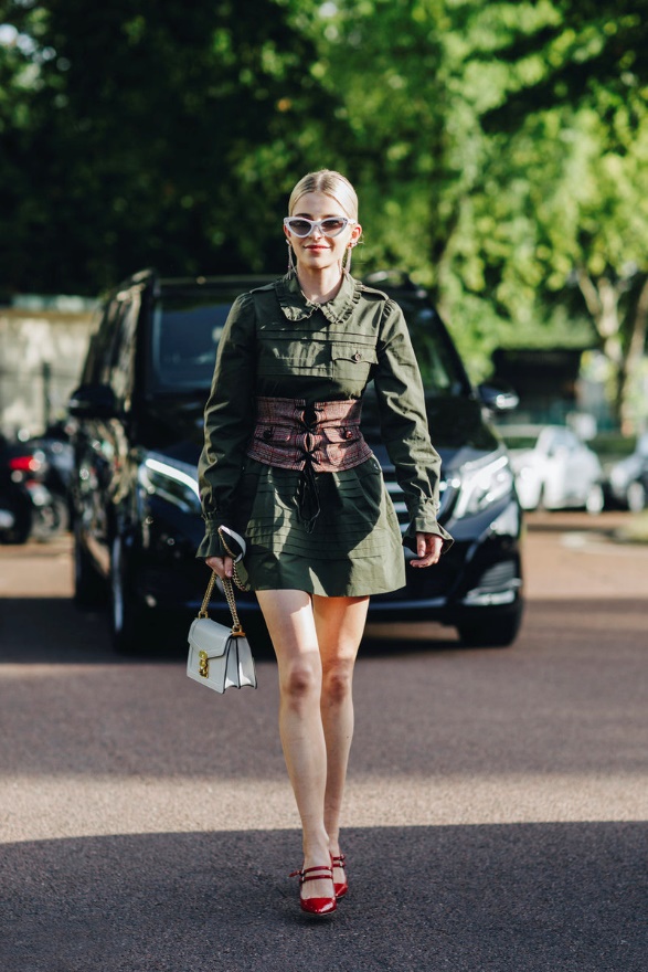 初秋降温太快,关晓彤服装秋冬穿搭