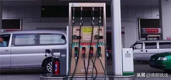 加油站员工偷油瞬间,加油站员工偷油