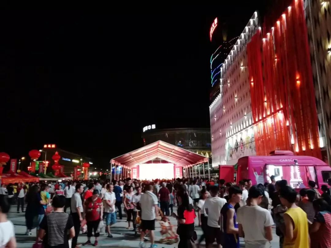 展销会会场人声鼎沸盛况空前,盛大开业场面火热