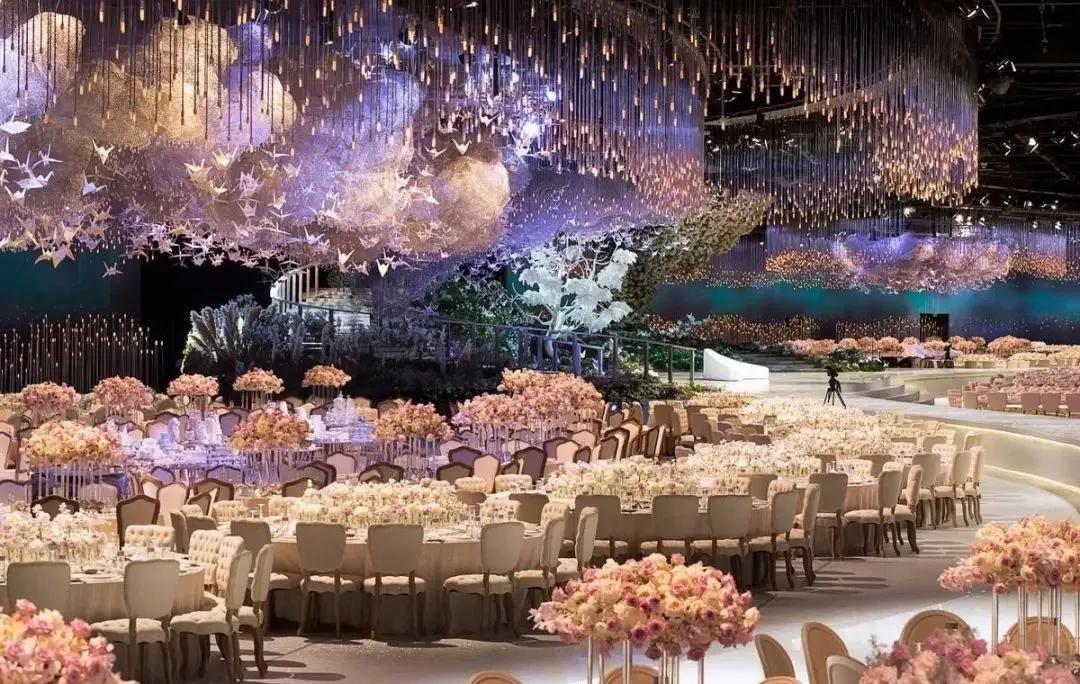 婚礼全场戴红围巾有什么讲究,婚礼喝什么酒比较合适