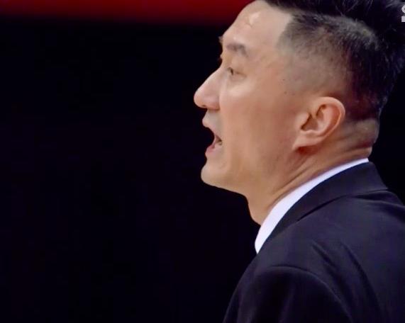 断子绝孙式犯规？刘晓宇连踢带顶，广东杜锋爱将捂着*处私**痛苦退场