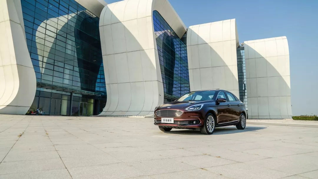 福特新款福睿斯实拍曝光颜值提升,长安福特福睿斯性能测试